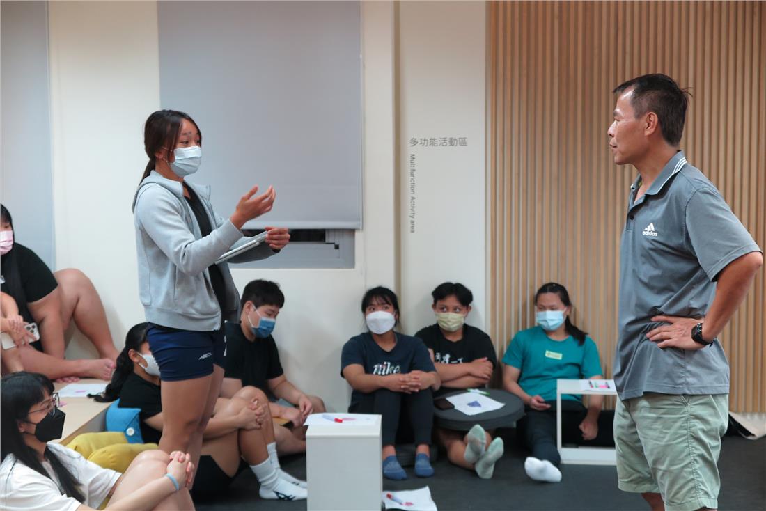 選手向洪聰敏教授請益。