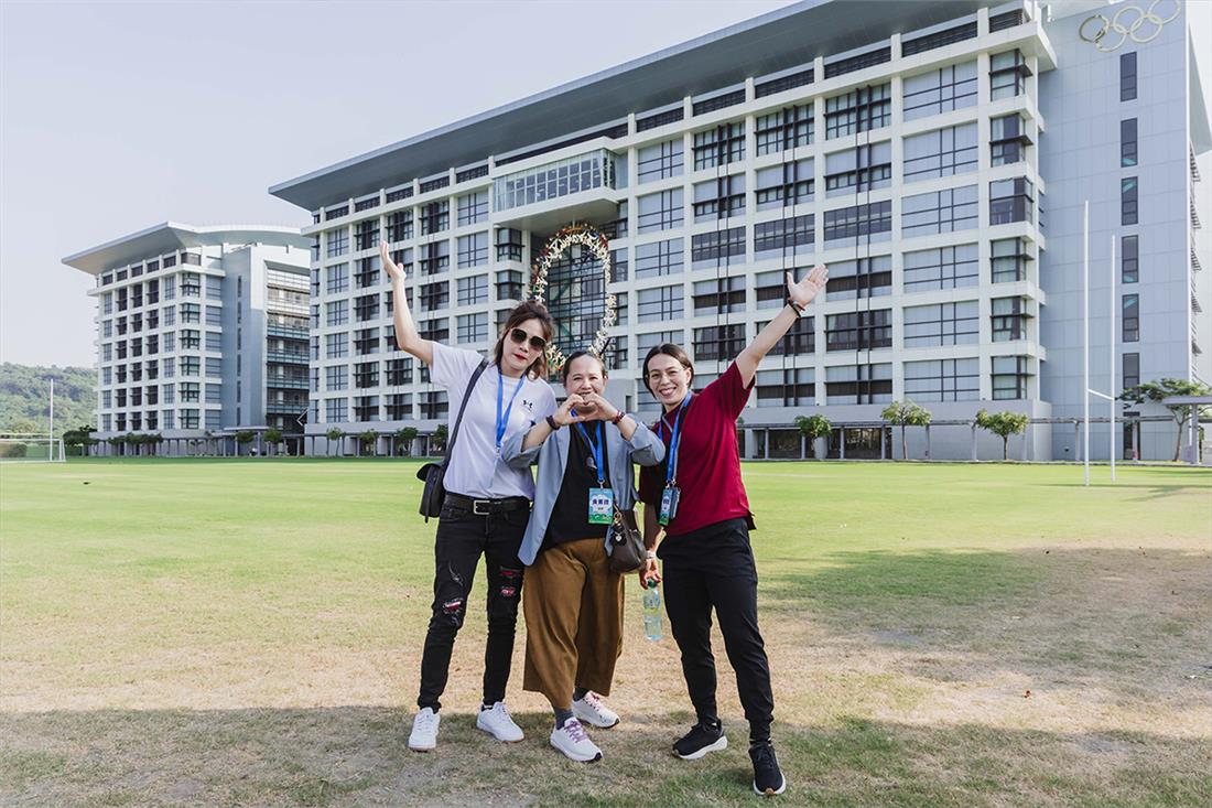 國訓家庭日_舉重選手郭婞淳(右)與母親(中)阿姨