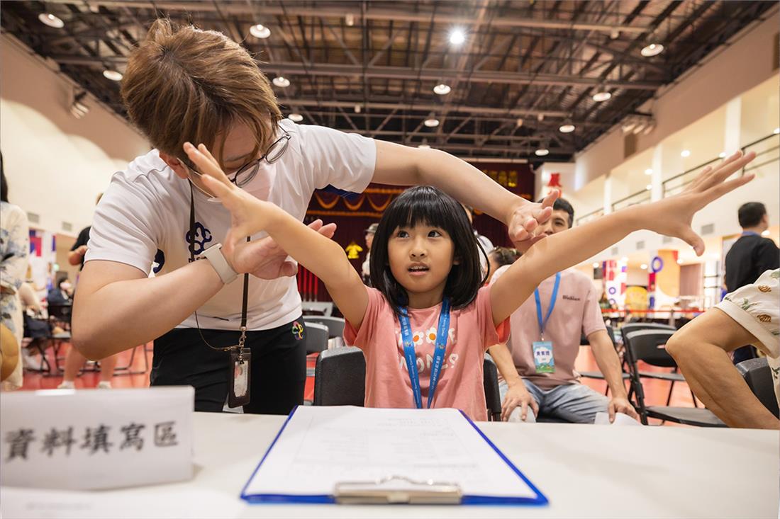 醫防處於現場進行圓肩檢測，吸引逾百名參與者報名參加