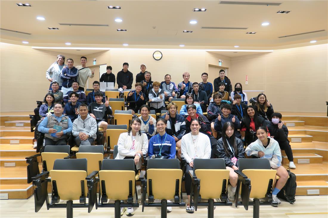鄧佩珊與參與講座的教練選手一起合照