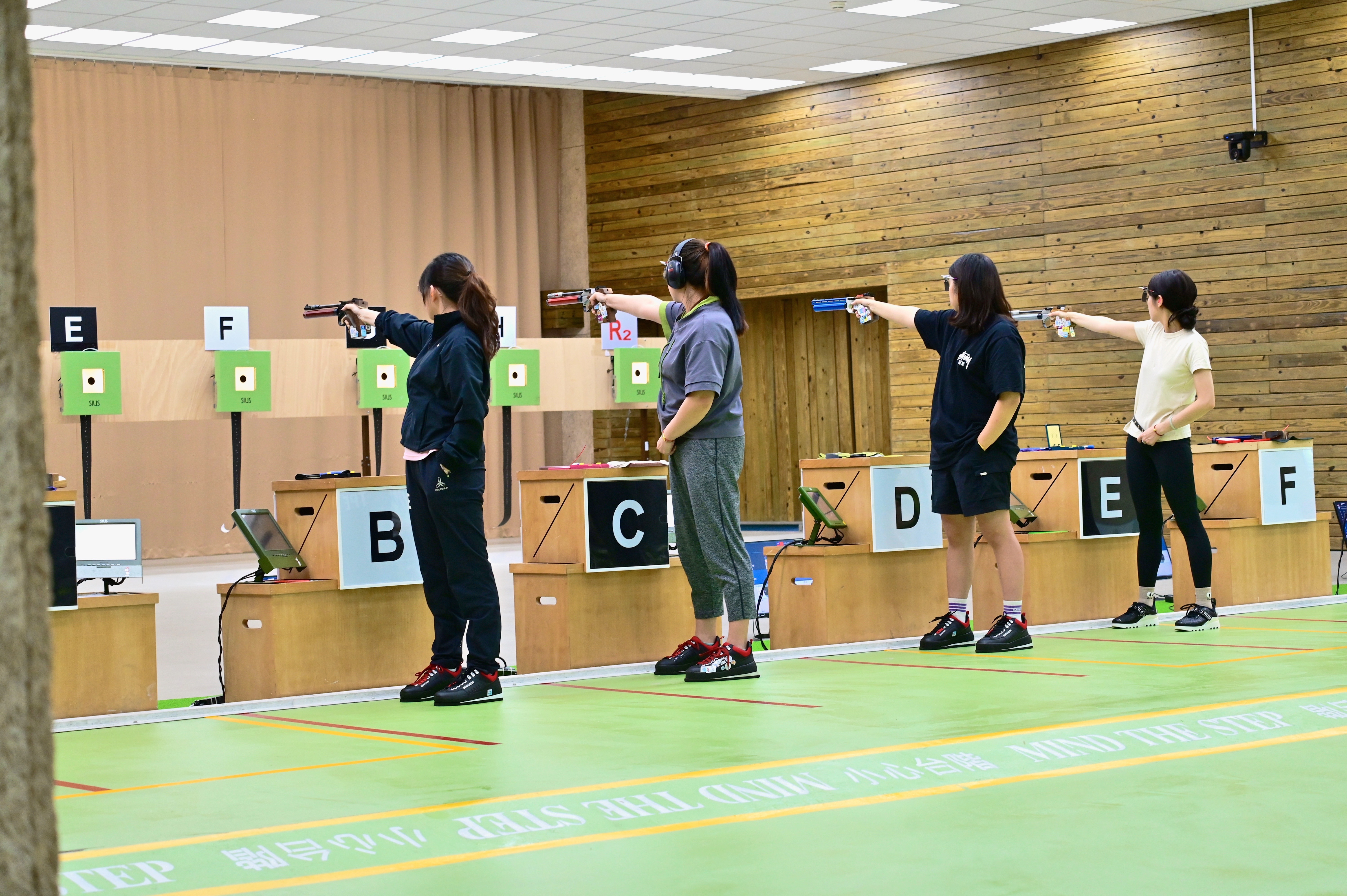 圖為吳佳穎(右一)114年度6月梅花盃射擊錦標賽10公尺空氣手槍競技畫面