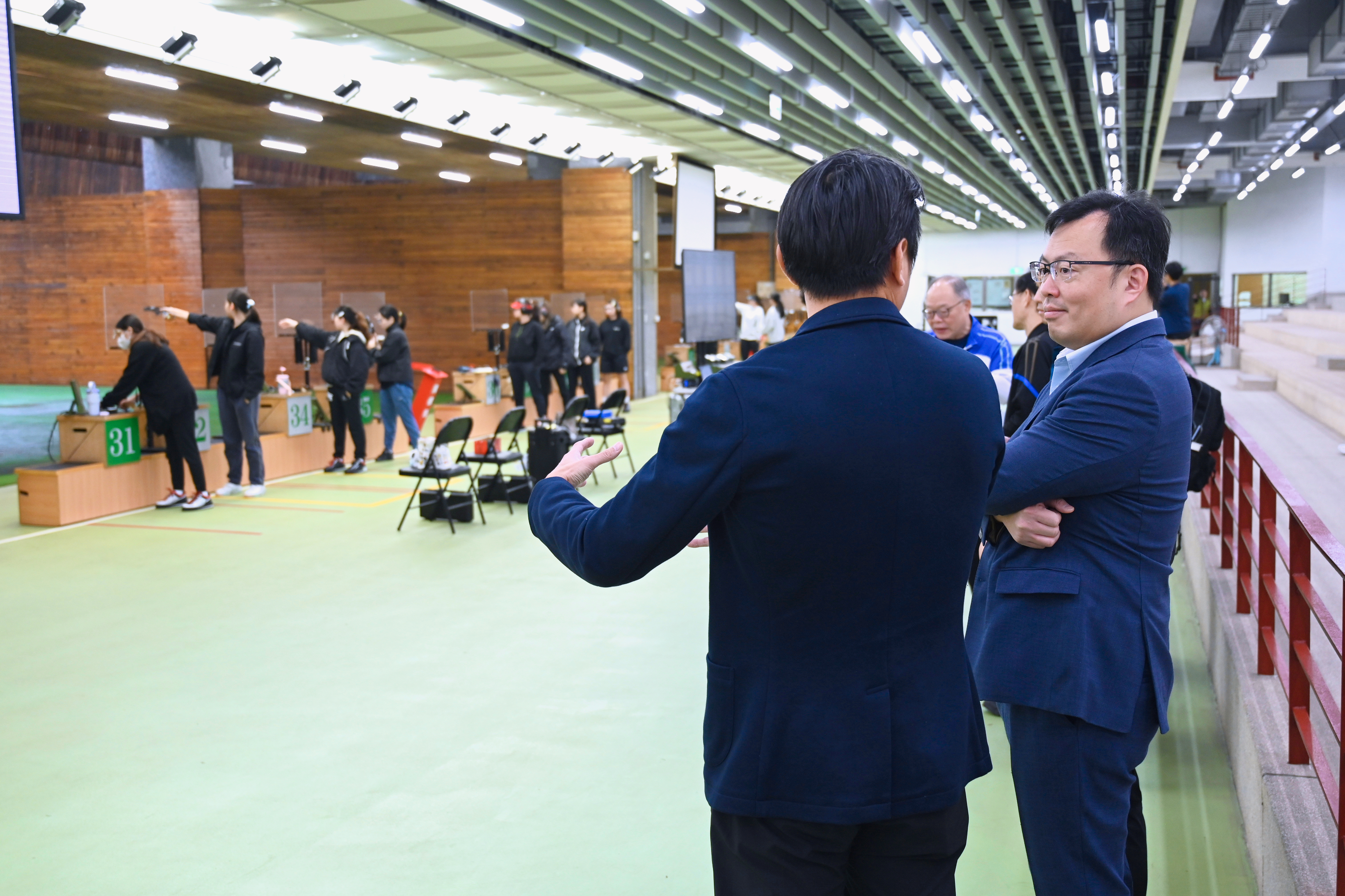 鄭次長聆聽靶場馮主任解說